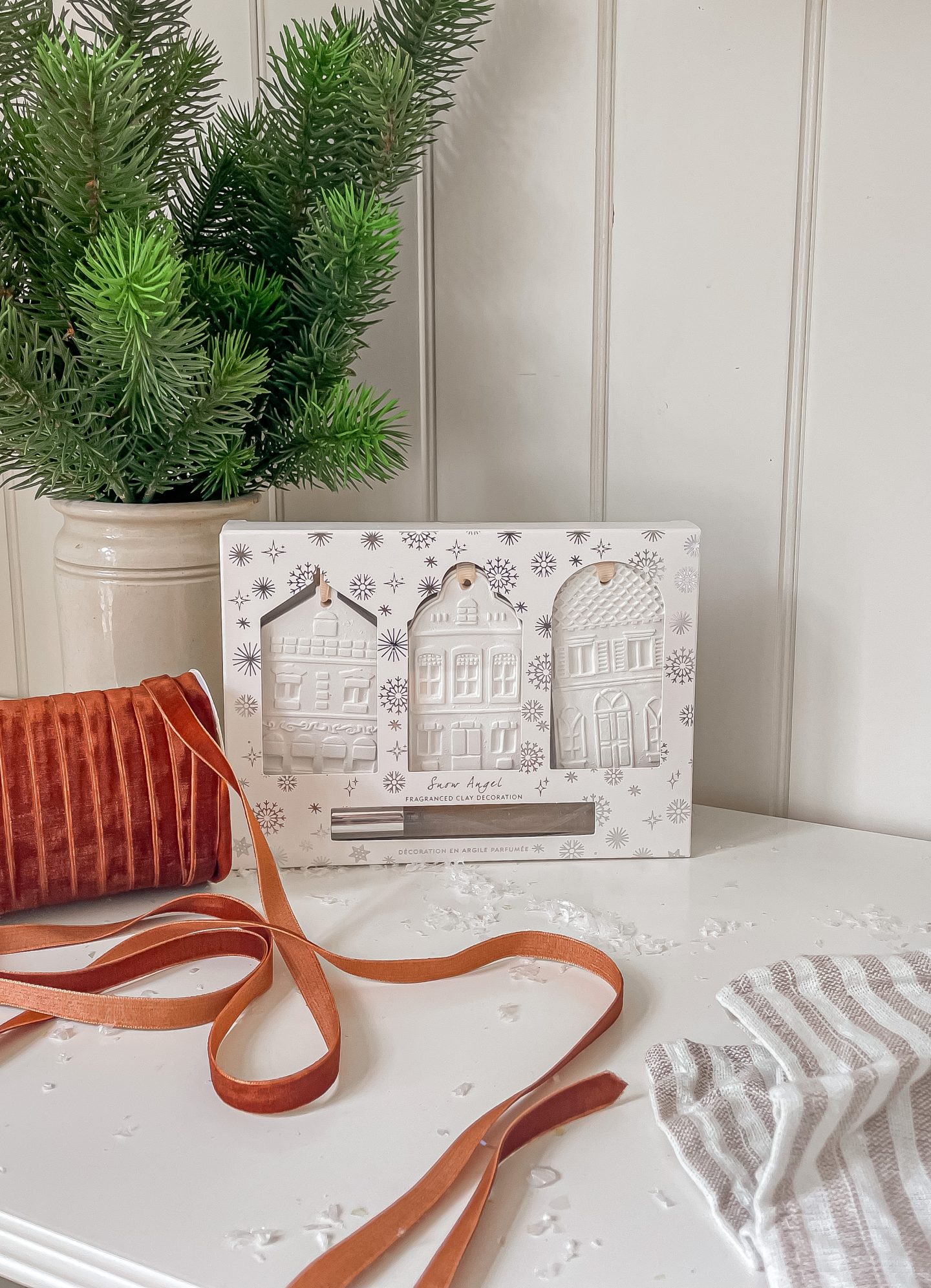 SET OF WHITE SCENTED CERAMIC HOUSE DECORATIONS