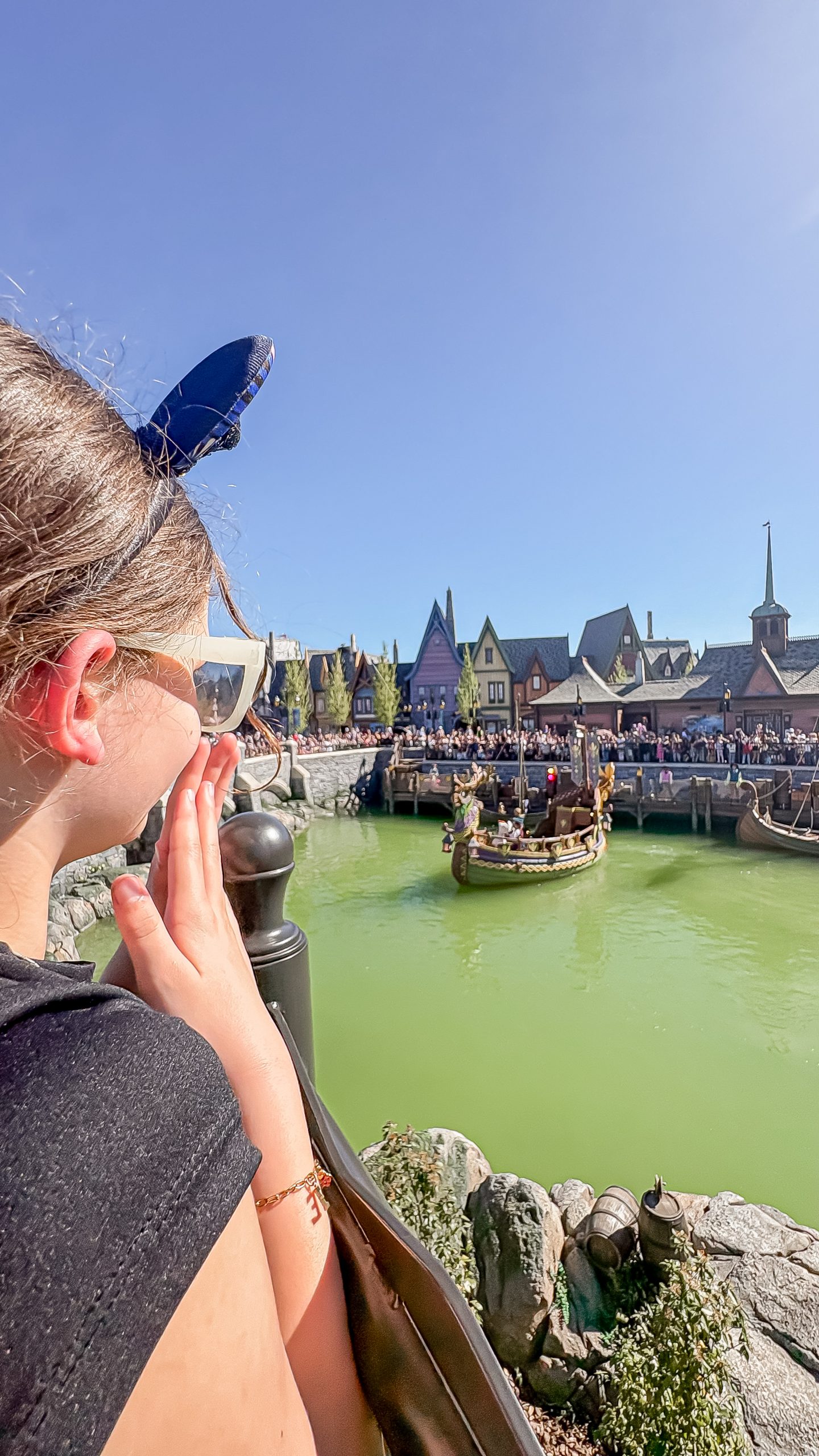 Disney Adventure World Frozen Ever After lake show