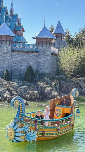 Disney Adventure World Frozen Ever After lake show